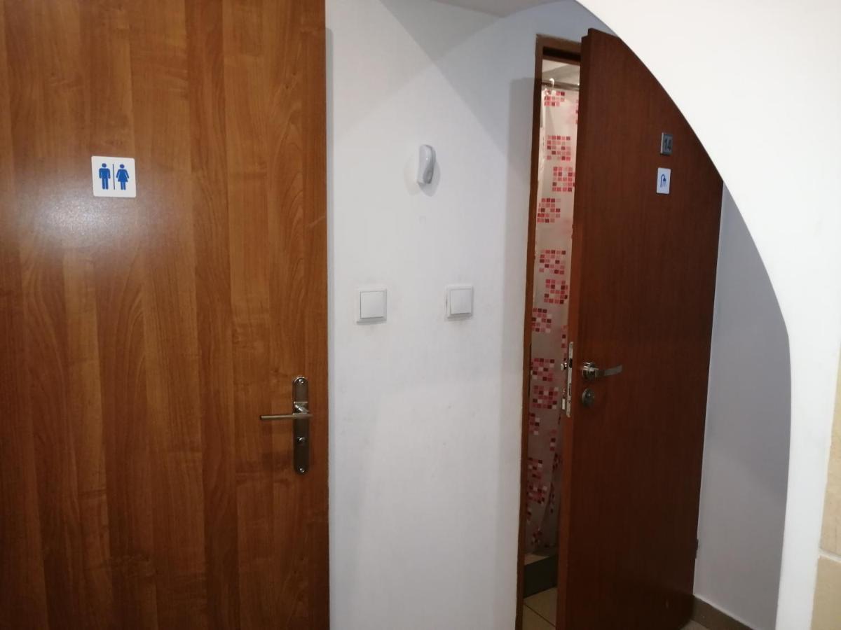 Hostel Gliwice Centrum Parking Exterior photo