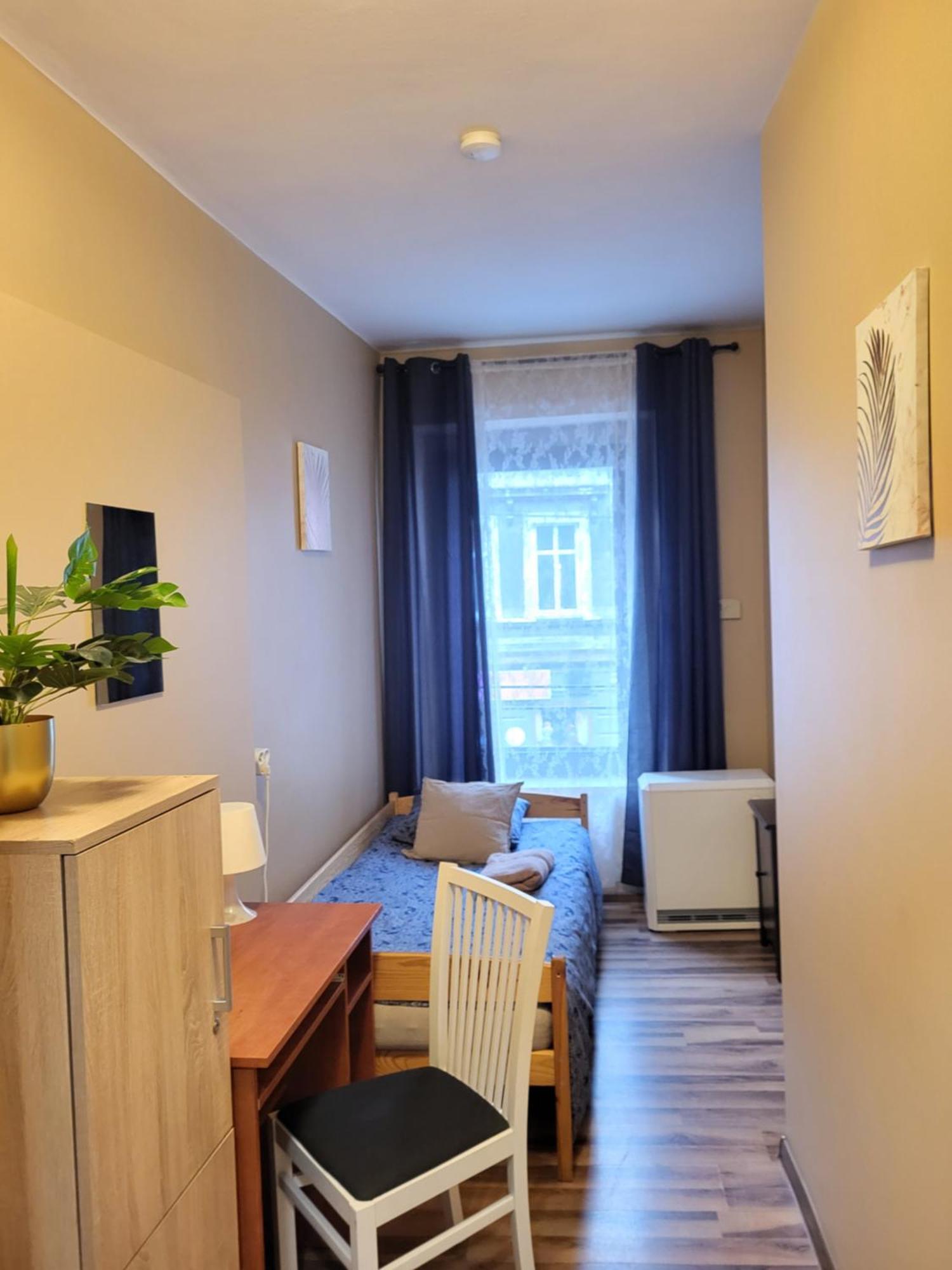 Hostel Gliwice Centrum Parking Room photo