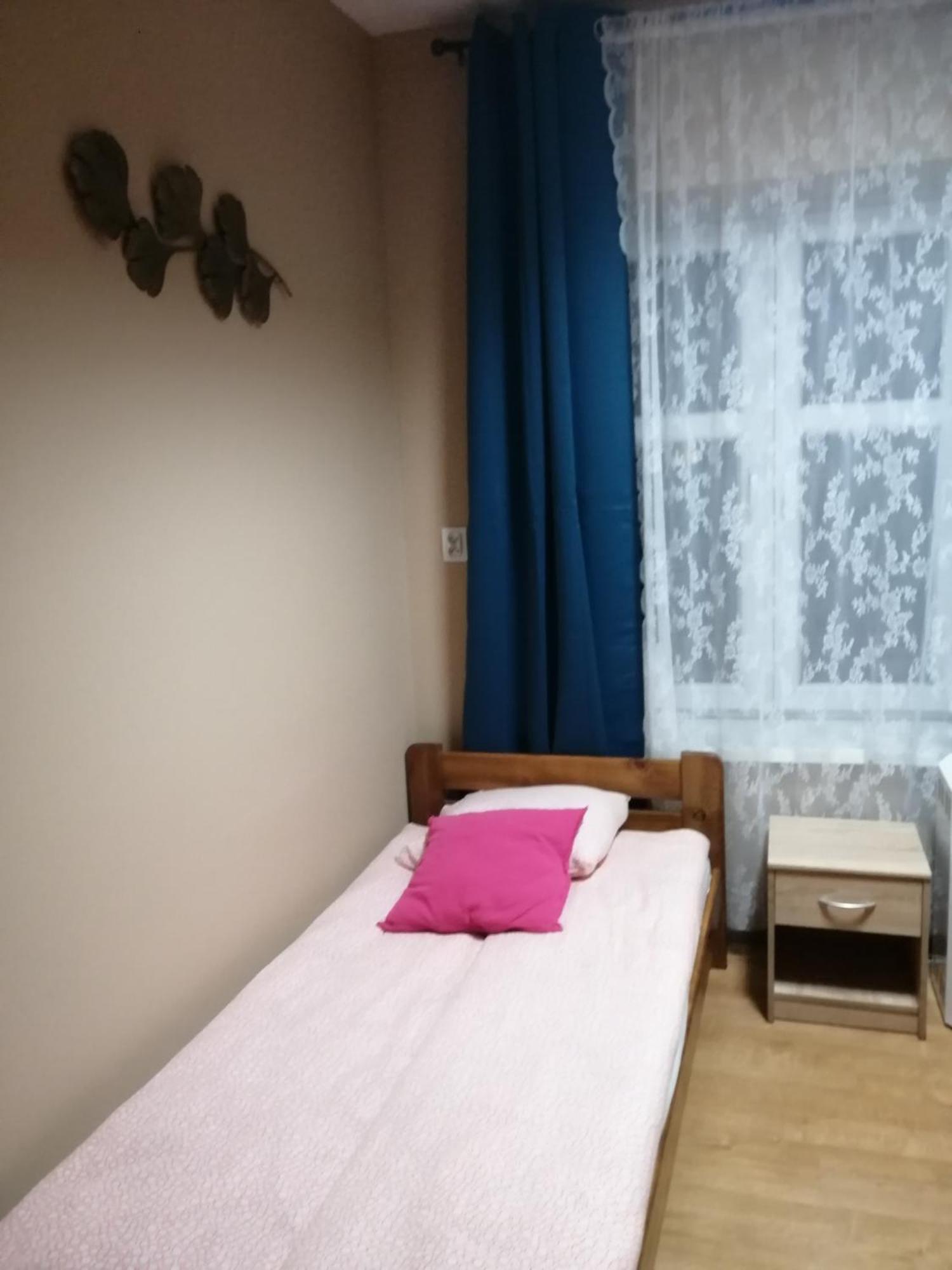 Hostel Gliwice Centrum Parking Room photo
