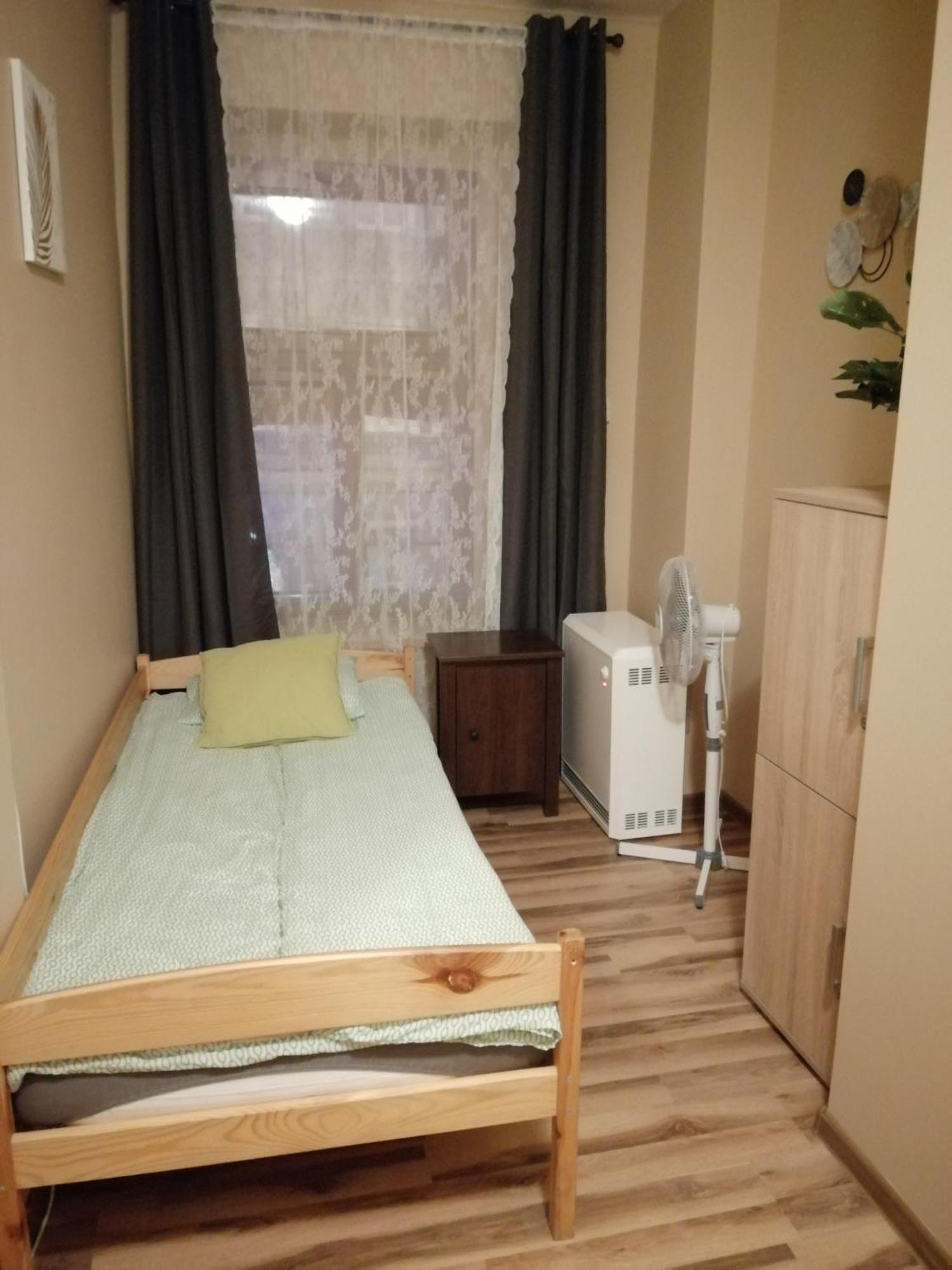 Hostel Gliwice Centrum Parking Room photo
