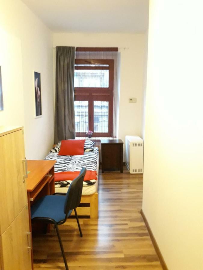 Hostel Gliwice Centrum Parking Exterior photo